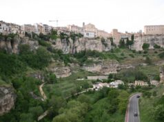 В Іспанії є містечко з будинками, які ніби висять у повітрі: чим ще воно особливе В-Іспанії-є-містечко-з-будинками,-які-ніби-висять-у-повітрі:-чим-ще-воно-особливе