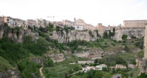 В Іспанії є містечко з будинками, які ніби висять у повітрі: чим ще воно особливе В-Іспанії-є-містечко-з-будинками,-які-ніби-висять-у-повітрі:-чим-ще-воно-особливе