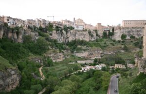 В Іспанії є містечко з будинками, які ніби висять у повітрі: чим ще воно особливе В-Іспанії-є-містечко-з-будинками,-які-ніби-висять-у-повітрі:-чим-ще-воно-особливе