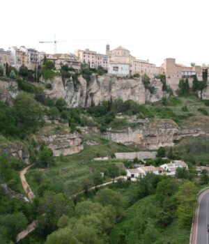 В-Іспанії-є-містечко-з-будинками,-які-ніби-висять-у-повітрі:-чим-ще-воно-особливе
