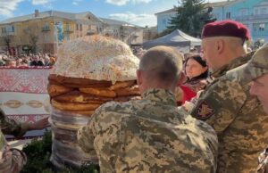 У Нововолинську спекли 200-кілограмову паску. ВІДЕО У-Нововолинську-спекли-200-кілограмову-паску.-ВІДЕО