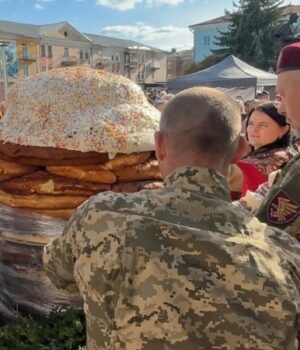 У-Нововолинську-спекли-200-кілограмову-паску.-ВІДЕО У-Нововолинську-спекли-200-кілограмову-паску.-ВІДЕО