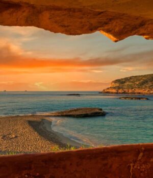 Таємниця-Ібіци:-на-острові-зібралися-люди-з-усього-світу-та-принесли-смертельну-хворобу Таємниця-Ібіци:-на-острові-зібралися-люди-з-усього-світу-та-принесли-смертельну-хворобу