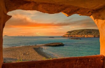 Таємниця Ібіци: на острові зібралися люди з усього світу та принесли смертельну хворобу Таємниця-Ібіци:-на-острові-зібралися-люди-з-усього-світу-та-принесли-смертельну-хворобу