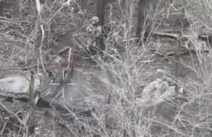 Двоє українських штурмовиків взяли в полон вісьмох російських окупантів Двоє-українських-штурмовиків-взяли-в-полон-вісьмох-російських-окупантів