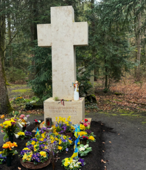 Перепоховати-Степана-Бандеру-в-Україні:-що-заважає-створити-Пантеон-видатних-українців?