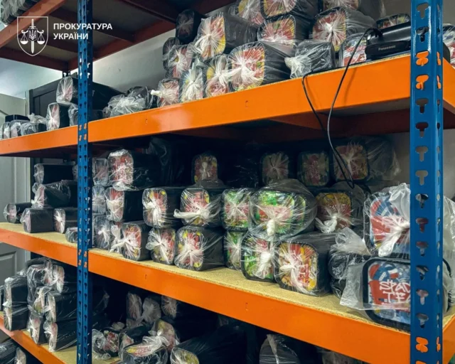 Правоохоронці проводять масштабні обшуки в мережі магазинів U420 Правоохоронці проводять масштабні обшуки в мережі магазинів U420