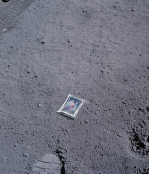 Астронавт-залишив-сімейне-фото-на Місяці:-що з ним-сталося-через-50 років Астронавт-залишив-сімейне-фото-на Місяці:-що з ним-сталося-через-50 років