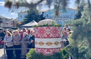 У Нововолинську представили рекордну паску вагою 200 кілограмів У-Нововолинську-презентували-найбільшу-паску:-її-номінували-до-Книги-досягнень-громади