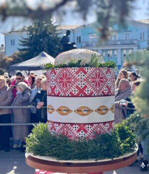 У-Нововолинську-презентували-найбільшу-паску:-її-номінували-до-Книги-досягнень-громади