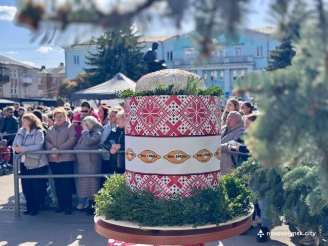 У Нововолинську представили рекордну паску вагою 200 кілограмів У-Нововолинську-презентували-найбільшу-паску:-її-номінували-до-Книги-досягнень-громади