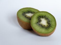 Що буде, якщо щодня їсти ківі, і чи можна вживати його шкірку: пояснення дієтологині Що-буде,-якщо-щодня-їсти-ківі,-і-чи-можна-вживати-його-шкірку:-пояснення-дієтологині