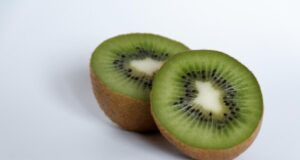 Що буде, якщо щодня їсти ківі, і чи можна вживати його шкірку: пояснення дієтологині Що-буде,-якщо-щодня-їсти-ківі,-і-чи-можна-вживати-його-шкірку:-пояснення-дієтологині