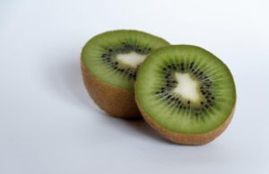 Що буде, якщо щодня їсти ківі, і чи можна вживати його шкірку: пояснення дієтологині Що-буде,-якщо-щодня-їсти-ківі,-і-чи-можна-вживати-його-шкірку:-пояснення-дієтологині