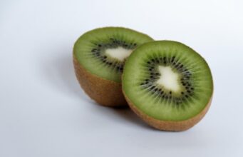 Що буде, якщо щодня їсти ківі, і чи можна вживати його шкірку: пояснення дієтологині Що-буде,-якщо-щодня-їсти-ківі,-і-чи-можна-вживати-його-шкірку:-пояснення-дієтологині