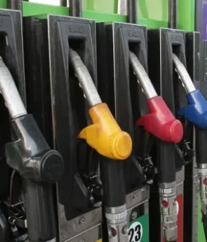 Ціни на пальне в Україні 15 квітня: дизель дорожчає, бензин тримається