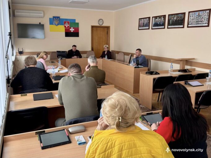 День депутата у Нововолинську: підготовка до 58-ї сесії міської ради Проєкти-рішень-чергової-сесії-Нововолинської-міської-ради-опрацювали-на-«Дні-депутата»