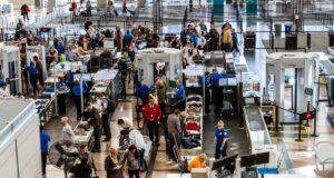 Затримки на години: нова система контролю на кордоні ЄС спричинила хаос в аеропортах, – FT Затримки-на-години:-нова-система-контролю-на-кордоні-ЄС-спричинила-хаос-в-аеропортах,-–-ft