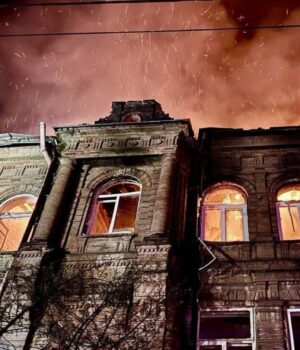 photo_2026_04_16_03_56_32_6e20d2788a17a393f1c14a7acb26151d_1300x820.jpg Ворог поцілив по житлових кварталах у Дніпрі: відомо про пожежі та 10 постраждалих