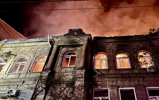 Російські обстріли Дніпра: 10 постраждалих, зруйновані будівлі Ворог поцілив по житлових кварталах у Дніпрі: відомо про пожежі та 10 постраждалих