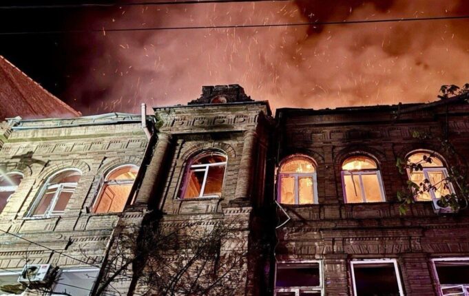 Російські обстріли Дніпра: 10 постраждалих, зруйновані будівлі Ворог поцілив по житлових кварталах у Дніпрі: відомо про пожежі та 10 постраждалих