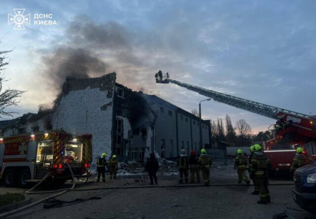 Більше десятка загиблих та понад 80 постраждалих: що відомо про нічну масовану атаку по Україні Більше-десятка-загиблих-та-понад-80-постраждалих:-що-відомо-про-нічну-масовану-атаку-по-Україні