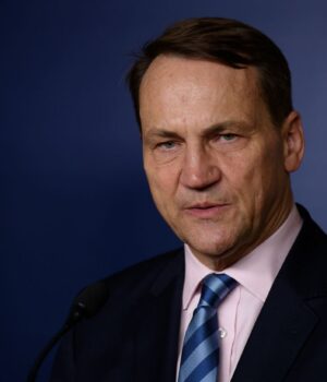 sikorskiy_gettyimages_2204266836__3__31604cf5ca03cb0048a08d03e0adfc11_1300x820.jpg “Цього не буде”: Польща проти прискореного вступу України до ЄС