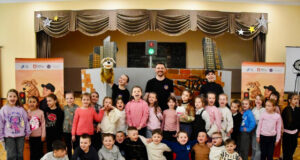 Бровко, пісні та руханки: у Луцьку першокласників навчають ПДР через виставу. Фото Бровко,-пісні-та-руханки:-у-Луцьку-першокласників-навчають-ПДР-через-виставу.-Фото