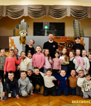 Бровко,-пісні-та-руханки:-у-Луцьку-першокласників-навчають-ПДР-через-виставу.-Фото