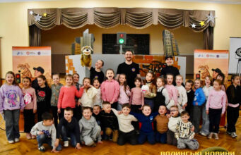 Бровко, пісні та руханки: у Луцьку першокласників навчають ПДР через виставу. Фото Бровко,-пісні-та-руханки:-у-Луцьку-першокласників-навчають-ПДР-через-виставу.-Фото