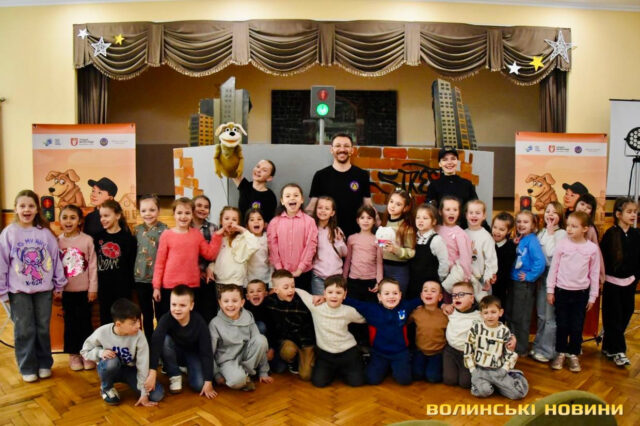 Бровко, пісні та руханки: у Луцьку першокласників навчають ПДР через виставу. Фото Бровко,-пісні-та-руханки:-у-Луцьку-першокласників-навчають-ПДР-через-виставу.-Фото