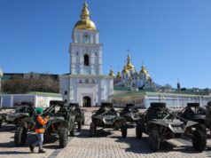 Митрополит Епіфаній благословив евакуаційні автомобілі для українських військових В-Україні-–-евакуаційний-транспорт-У-Росії-–-ракети-і-танки-Що-освячують-російські-та.