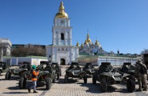 Митрополит Епіфаній благословив евакуаційні автомобілі для українських військових В-Україні-–-евакуаційний-транспорт-У-Росії-–-ракети-і-танки-Що-освячують-російські-та.