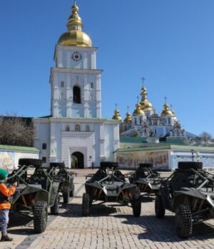 В-Україні-–-евакуаційний-транспорт-У-Росії-–-ракети-і-танки-Що-освячують-російські-та.