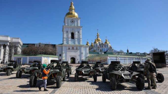 Митрополит Епіфаній благословив евакуаційні автомобілі для українських військових В-Україні-–-евакуаційний-транспорт-У-Росії-–-ракети-і-танки-Що-освячують-російські-та.