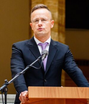 Зниклий-після-виборів-Сійярто-знайшовся-за-незвичайним-заняттям,-–-ЗМІ Зниклий-після-виборів-Сійярто-знайшовся-за-незвичайним-заняттям,-–-ЗМІ