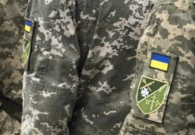 Зцілився за секунду: у Луцьку чоловік з палицею раптово одужав та втік від ТЦК Зцілився-за-секунду:-у-Луцьку-чоловік-з-палицею-раптово-одужав-та-втік-від-ТЦК