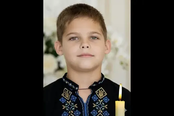 Мріяв стати футболістом: Черкаси прощалися з 8-річним Богданом, якого вбив російський дрон на дитячому майданчику Мріяв-стати-футболістом:-Черкаси-прощалися-з-8-річним-Богданом,-якого-вбив-російський-дрон-на-дитячому-майданчику