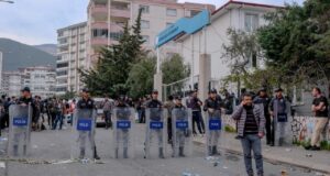 Турецька поліція затримала 162 людей, які в соцмережах публікували «суперечливі» дописи про останні стрілянини у... Турецька-поліція-затримала-162-людей,-які-в-соцмережах-публікували-«суперечливі»-дописи-про-останні-стрілянини-у.