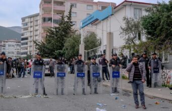 Турецька поліція затримала 162 людей, які в соцмережах публікували «суперечливі» дописи про останні стрілянини у... Турецька-поліція-затримала-162-людей,-які-в-соцмережах-публікували-«суперечливі»-дописи-про-останні-стрілянини-у.