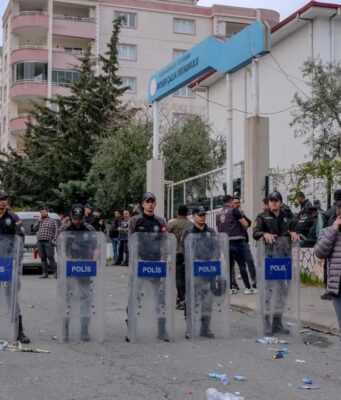 Турецька поліція затримала 162 людей, які в соцмережах публікували «суперечливі» дописи про останні стрілянини у... Турецька-поліція-затримала-162-людей,-які-в-соцмережах-публікували-«суперечливі»-дописи-про-останні-стрілянини-у.