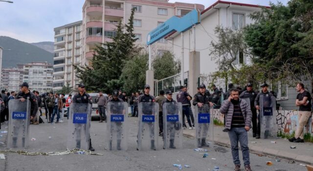 Турецька поліція затримала 162 людей, які в соцмережах публікували «суперечливі» дописи про останні стрілянини у... Турецька-поліція-затримала-162-людей,-які-в-соцмережах-публікували-«суперечливі»-дописи-про-останні-стрілянини-у.