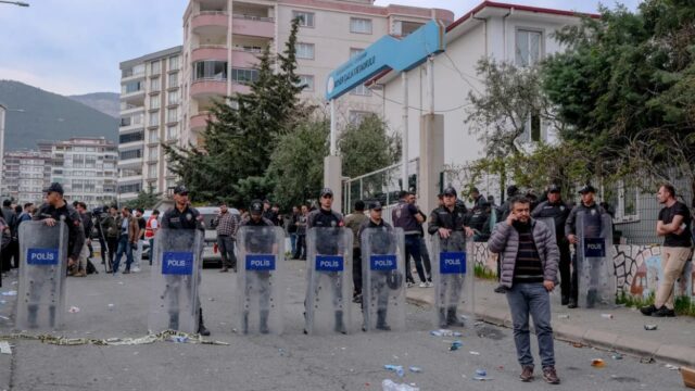 Турецька поліція затримала 162 людей, які в соцмережах публікували «суперечливі» дописи про останні стрілянини у... Турецька-поліція-затримала-162-людей,-які-в-соцмережах-публікували-«суперечливі»-дописи-про-останні-стрілянини-у.
