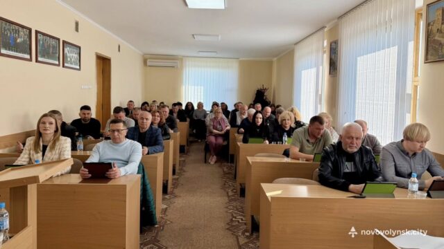Сесія Нововолинської міської ради: вшанування героїв та нові програми розвитку Понад-сто-питань-опрацювали-депутати-на-сесії-міської-ради