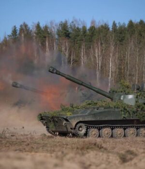 Білорусь-облаштовує-позиції-артилерії-і-будує-дороги-біля-кордону,-–-Зеленський