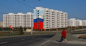 Росія оголосила про плани «відновлення» окупованих територій України до 2045 року Росіяни-у-домах-українців.-Що-стоїть-за-масштабними-планами-РФ-щодо-окупованих-територій