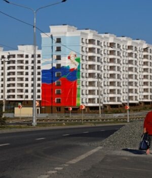 Росіяни-у-домах-українців.-Що-стоїть-за-масштабними-планами-РФ-щодо-окупованих-територій