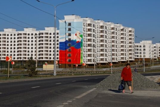 Росія оголосила про плани «відновлення» окупованих територій України до 2045 року Росіяни-у-домах-українців.-Що-стоїть-за-масштабними-планами-РФ-щодо-окупованих-територій