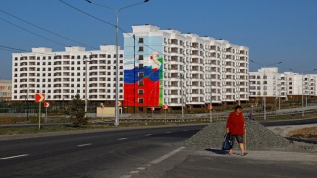 Росія оголосила про плани «відновлення» окупованих територій України до 2045 року Росіяни-у-домах-українців.-Що-стоїть-за-масштабними-планами-РФ-щодо-окупованих-територій