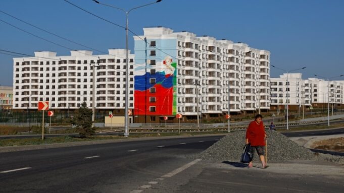 Росія оголосила про плани «відновлення» окупованих територій України до 2045 року Росіяни-у-домах-українців.-Що-стоїть-за-масштабними-планами-РФ-щодо-окупованих-територій